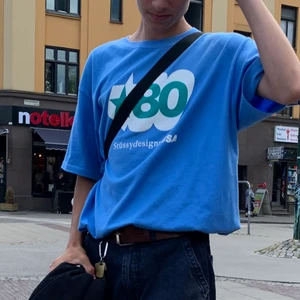 Stüssy T-shirt - Snygg Stüssy T-shirt ljusblå som en oversized M