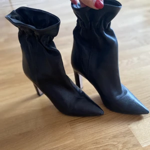 Ankel stövletter  - Ankelboots i skinn från Italienska märket Bianca Di. Supersköna och snygg design. Perfekt till byxor och klänning.  Knappt använda. 