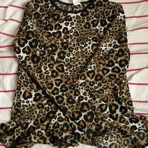 En leopard tröja  - Det har är en leopard tröja för små barn eller tonåringar.Köpte den från Ullared 