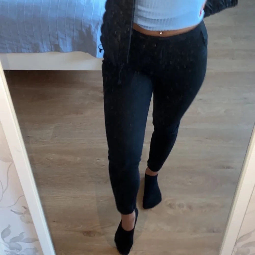 Gamla kostymbyxor från bikbok, väl använda däremot bra kvalite så det är inte något som märks av:). Jeans & Byxor.