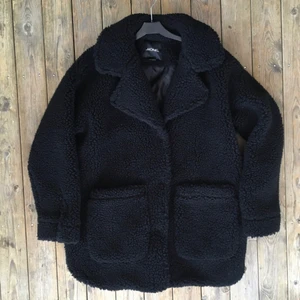 Teddyjacka  - Svart jättegosig teddyjacka från Monki. Jättefint skick pga att jag knappt använd den. Lite oversize. Passar perfekt nu till höst och vinter