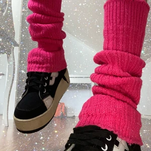 Rosa benvärmare - Super söta benvärmare som jag tyvärr aldrig använder det är av ett stretchig material! går också att använda de på armarna som på den andra bilden💞 köparen står för frakten✨