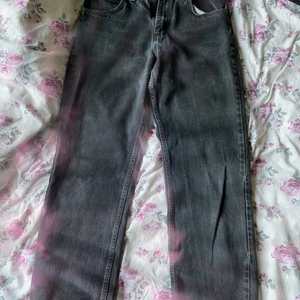 Wrangler jeans - Snygga svarta wrangler jeans, pösiga och har en nice passform 