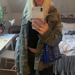 Camouflage jacka - Säljer min jätte fina jacka som jag köpte här på Plick men som tidigare är köpt från Topshop. Super bra skick och säljer pga att den inte kommer till användning längre💕(LÅNAD BILD)