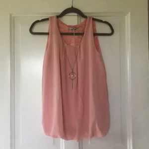 Topp med halsband - Topp med halsband. Jättefin!