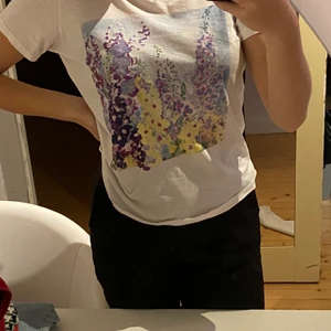 Blommig t-shirt  - Säljer denna vita t-shirt med blommigt tryck i storlek S💜 Köparen står för frakten 🚚