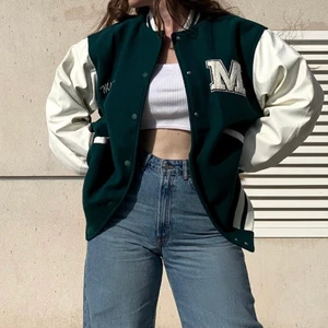 Varsity Jacka - lånad första bild, skitskygg baseball/varsity jacka från H&M. Slutsåld i flesta storlekar. Storlek XS men väldigt oversized. Passar dam och herr. Aldrig använd. Köpare står för frakt 💕