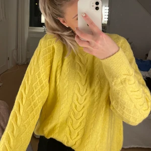 Stickad tröja  - Härlig gul stickad tröja från HM som tyvärr inte kommer till användning.💛