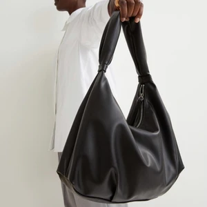 Hobo-väska - Så snygg hobo väska som är helt slutsåld på h&m! Stor och rymlig och får plats med allt, helt oanvänd⚡️ 300 kr ink frakt!