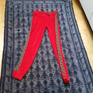 Åkta Fendi mjukt byxa - Säljer min mjukt åkta mjukt fendi byxa som är I mycket bra skick och passar xs_ m beror på hur man vill ha på sig och passar till allt.  Jätte mjukt och mysig. 