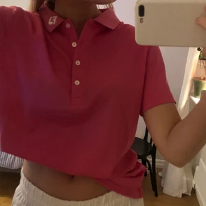 Pike tröja  - Jag säljer denna skit coola pike ifrån FootJoy. Tröjan är i nyskick, inte använd en ända gång. Det står storlek XL, men jag skulle säga att den sitter som en storlek M💗💗💗💗