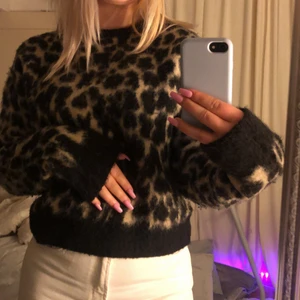 Leopard tröja  - Jätte fin stickad leopard tröja från nakd i storlek S, använd 2-3 gånger så nästan i nyskick💞