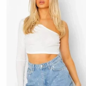VIT off shoulder topp - Vit off shoulder topp från boohoo i storlek UK 8 eller EUR 36(S) Toppen är helt oanvänd och har prislappar kvar. 