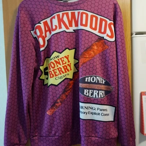 Honey Berry Backwoods Tracksuit - Honey Berry Backwoods tröja samt byxor, fint skick. Stl XL, men är mer som L. Nypris 900kr.