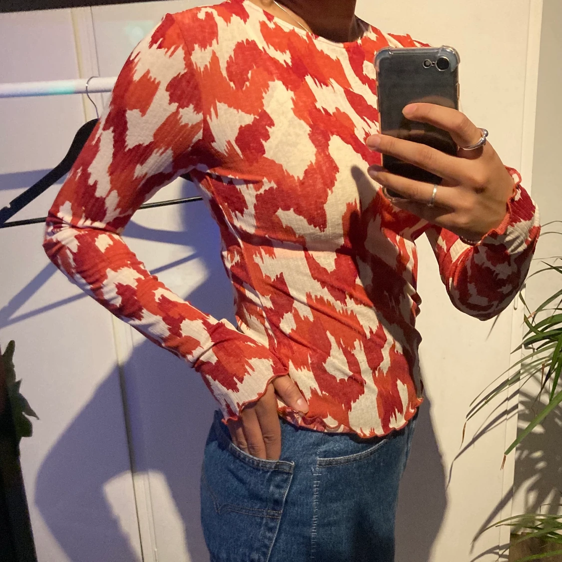 mönstrad röd och vit långärmad tröja - 90