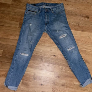 Calvin klein jeans (jeans) - Jeans av märket calvin klein jeans. Nypris var omkring 2000. De har ett hål mellan benen som måste lagas (en skräddare bör ta ca 200 kr för det). 