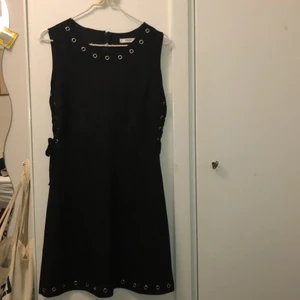 Svart klänning  - Jättefin oanvänd svart klänning från Mango som tyvärr inte kommer till användning. Materialet efterlikar mocka, men är syntetiskt. Som bilderna visar har den snörningar i sidan och silverringar både i kragen och längst ner! (fler bilder kan skickas vid intresse) Köparen står för frakt! 🍄🎃🍁