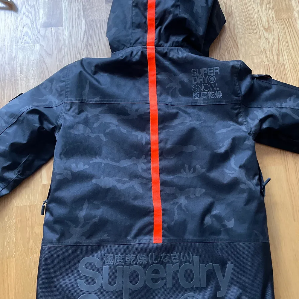 superdry snowboard coat used once no flaws size L suitable for people who are 1m80. Jackor.