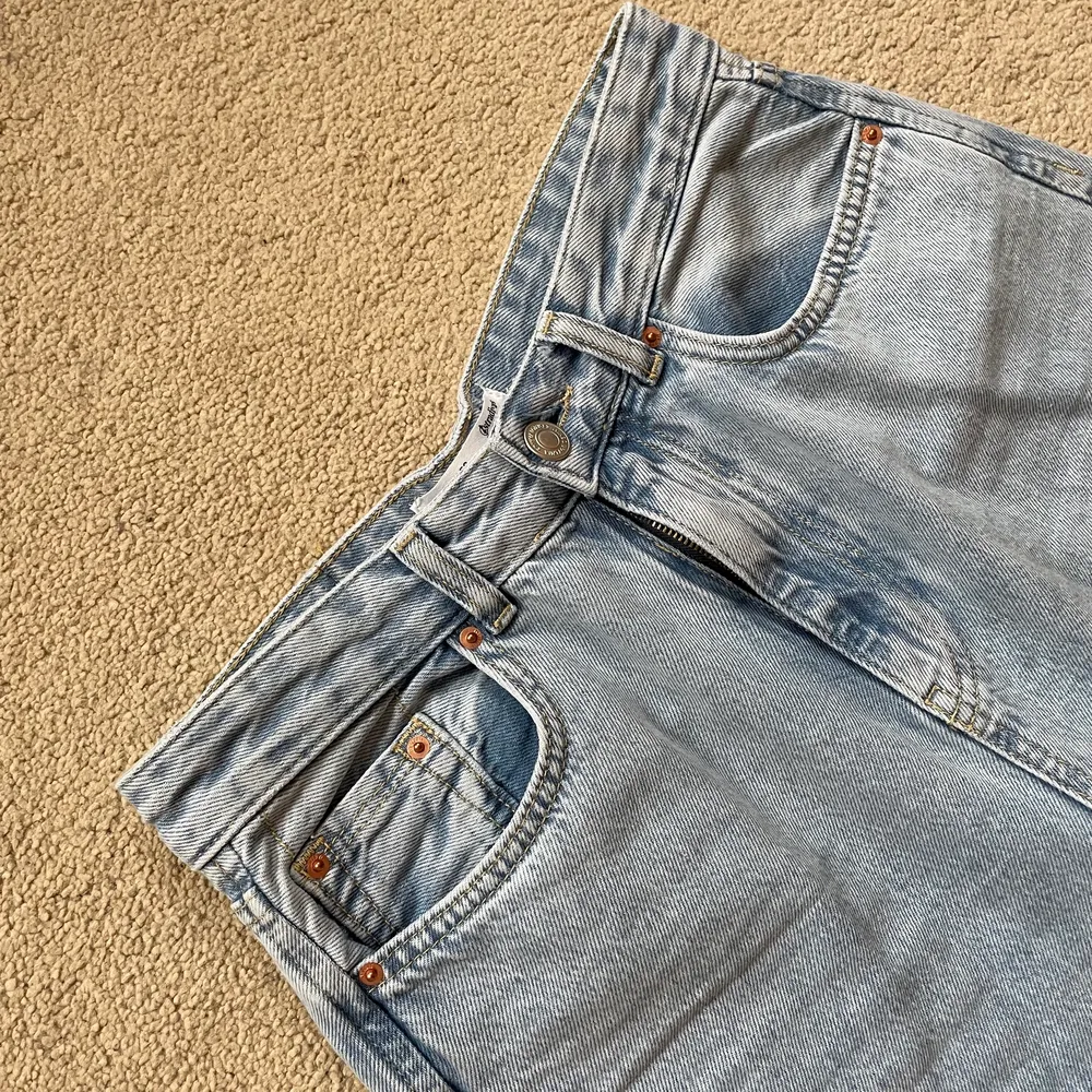 Vida jeans från stradivarius💙 har klippt av dem själv, passar mig som är 164 cm. Använda 1 gång. Jeans & Byxor.