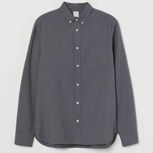 Skjorta - Jätte fin men kommer inte till användning. Skit snygg ovanför ett linne eller bara knäppt. På bilden sen dem väldigt grå ut men i värkligheten är den mer en grå/beige färg!