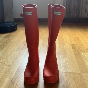 Orange HUNTERS gummistövlar - Såååå snygga orangea HUNTERs, perfekta nu till regniga hösten!!!! Så snyggt med färg!!!!! Storlek 40. Några få fläckar som säkert går bort! Priset går att diskutera, använda bara några fååå gånger 