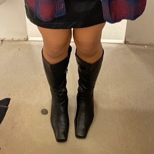 boots - Supersnygga höga boots, köpt second hand! Storlek 38/39 