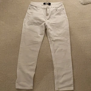 Vita jeans  - Säljer dessa skit snygga Karl Lagerfeld jeans i storlek 30. De har sjukt coola nitar som detaljer på fickorna som ni kan se på andra bilden! Skulle säga att de passar någon som är ca. 165 och har storlek 36/38 i midjan🤙🏼🤩❤️