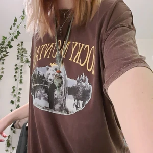 Brun tshirt - Jättefin oversized tshirt med tryck. Köpte för ett tag sen men har inte riktigt kommit till andvändnig. Står S men skulle säga stt den är större än de. 4Köparen står för frakten