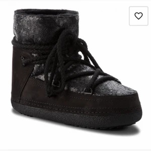 Inukki - Intresse koll på mina inukkis. Köpta här på Plick. Säljer pågrund av att dom var förstora för mig. Ny pris 3 600 kr  köp direkt för 2 579 då frakten är inräknat i priset . Skriv privat för frågor och fler bilder💗💗