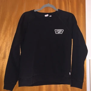 Vans sweatshirt  - Ganska måttligt använd. Baksidan av tröjan har det stora trycket och på framsidan det lilla vid bröstet. Storlek medium men passar mer som en S 