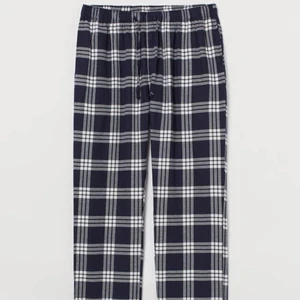 Pyjamasbyxor hm - Säljer dessa slutsålda pyjamasbyxor från HM strl S (herrstorlek). Sitter snyggt oversized. Kan inte hitta de på hemsidan. Flanellpyjamas💙💙säljer även ett par andra pyjamasbyxor just nu‼️‼️ frakt tillkommer på 66kr 📦📦