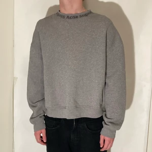 Acne studios flogho sweatshirt - Acne studios flogho, Den har ganska boxy fit, jag är 177cm. Den är i bra skick och har inga flaws. Den är i storlek L