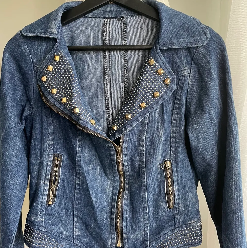 2000’s jeans jacka, som e glittrig även, mean girls style . Jackor.