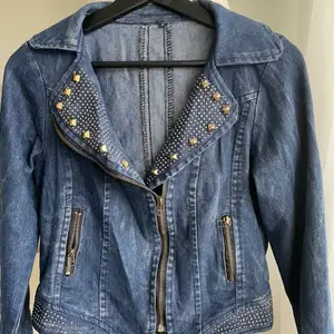 2000’s jeans jacka, som e glittrig även, mean girls style 