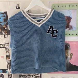 Sweater vest från urban outfitters! - Jättefin sweater vest som har använts 1 gång, supermysig och bra kvalité💕