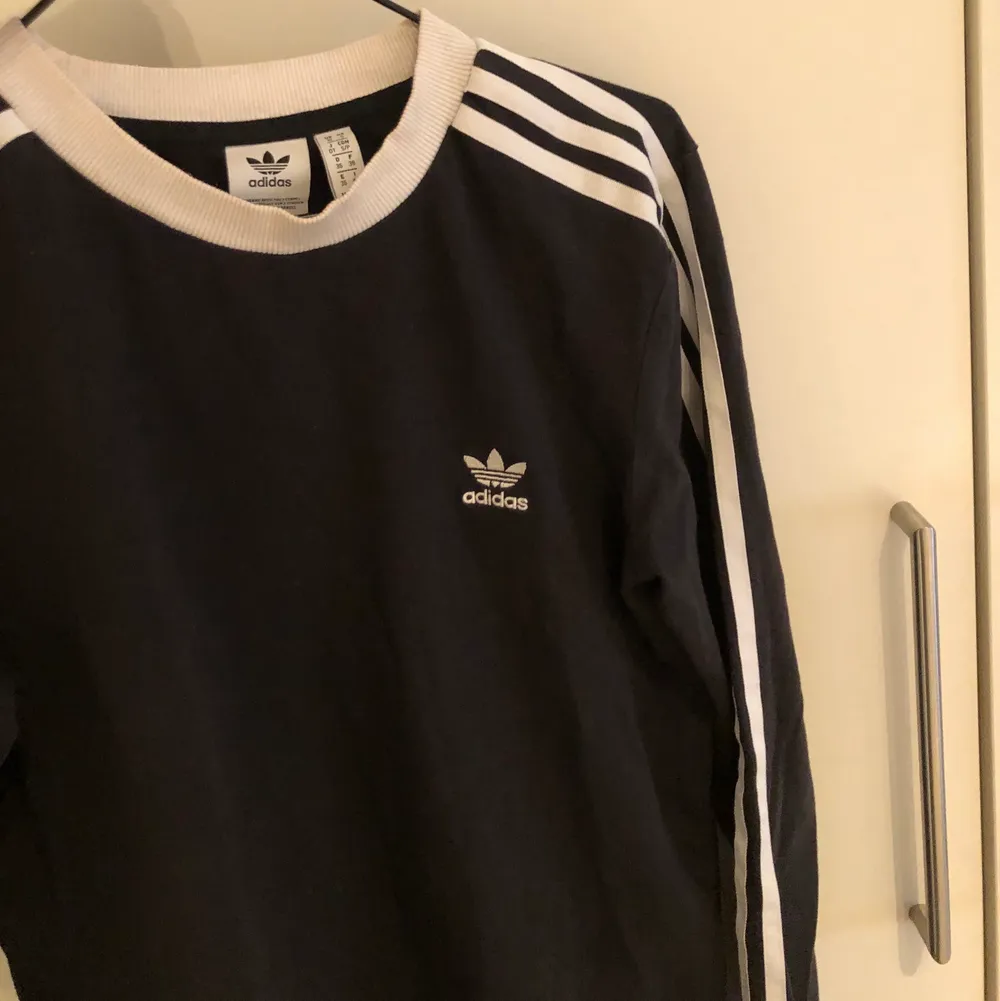 Långärmad svart Adidas tröja som är köpt från Nelly. Inga tecken på att den är använd och inte heller några skador. . Tröjor & Koftor.