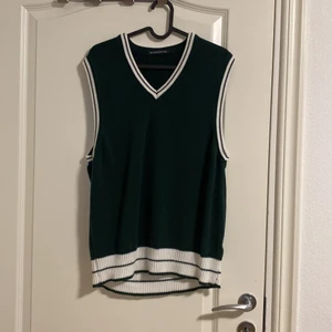 Grön väst från brandy melville.  - riktigt snygg, aldrig använd grön väst från brandy Melville.  Det är en storlek men det passar bra för alla storlekar.