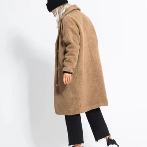 Teddy jacka - Jätte fin brun/beige jacka som inte passar längre.. använd ca 10 gånger men i väldigt fint skick! 