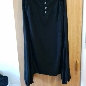 Haremsbyxa låg gren stl L/XL - Haremsbyxa med väldigt låg gren, knäppning med knappar. Säljes pga viktuppgång. 