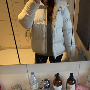 Puffer jacka - SAMMA JACKA BARA ATT JAG HAR ÄNDRAT TILL BÄTTRE BILDER<3 Intressekoll på min pufferjacka, mycket bra skick då jag bara har använd det fåtal gånger, jackan är vit. Står storlek 42 men är som s-m