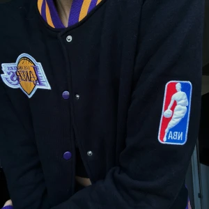 Lakers Jacka - Lakers jacka. Fint skick och knappt använd. Storleken på jackan är S men känns mer som en M/L