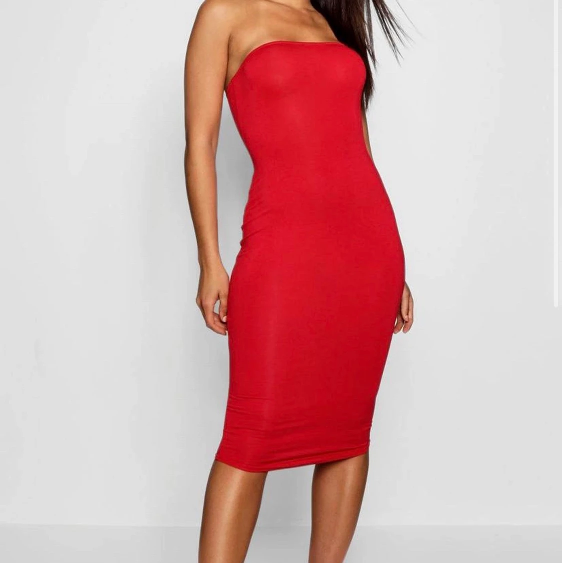 Röd strapless klänning