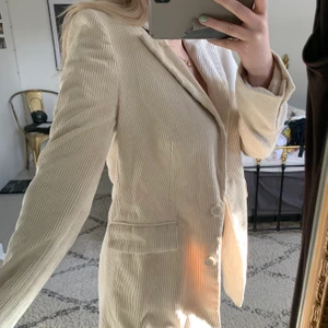 Manchester kavaj - Oanvänd kavaj från gina, jätte fräsch benvit färg!