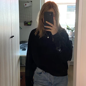 Svart weekday sweatshirt  - Säljer denna svart sweatshirt från weekday pga har för många. Den är väll använd men ändå i bra skick. 