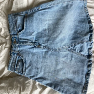 Snygg högmidjad kjol - Fin kjol köpt på Gina för 399kr tror jag!