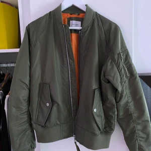 grön bomberjacka  - snygg bomberjacka som inte använda längre! jättefint skick :) 