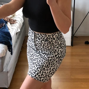 Svart vit leopard kjol från HM - Säljer en fin svartvit ”jeans” kjol från HM. Väldigt bekväm och mjuk. Stretchig. Knappt använd. Fickor där bak. Lite högmidjad💖