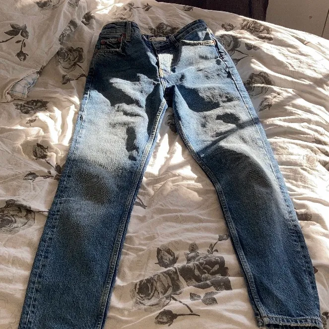 🤍 säljer dessa fina min jeans som tyvärr inte kommer till användning🤍köpte från gina Tricot,stolek 34, jag är runt 1,58 och passar på mig🤍 köpte för 500-600 om jag minns rätt men säljer för 150 plus frakt🤍. Jeans & Byxor.
