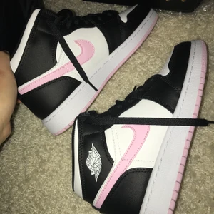 Jordan 1 Arctic pink - Säljer nu mina älskade Jordan 1’s i färgen arctic pink, de är i storlek 38 och är köpta ifrån kickgame.uk.Start bud 1400kr. Obeservera att de var helt nya på bilden de är använda i typ tre veckor men skickar ju förstås bild på hur de ser ut nu. HÖGSTA BUDET NU: 1700kr. Köpa nu pris: 1900kr.      JA, dem är äkta kickgame.uk säljer bara äkta.