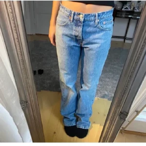 Zara jeans - (Lånad bild på första) Lägger ut igen!! Säljer dessa fina jeans från Zara som är helt oanvända😻😻De är mid waist! Köp direkt för 450kr!